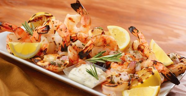 Grilled jumbo shrimp with lemon wedges